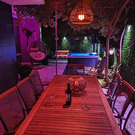 Atrium Private Retreat * 오레비츠